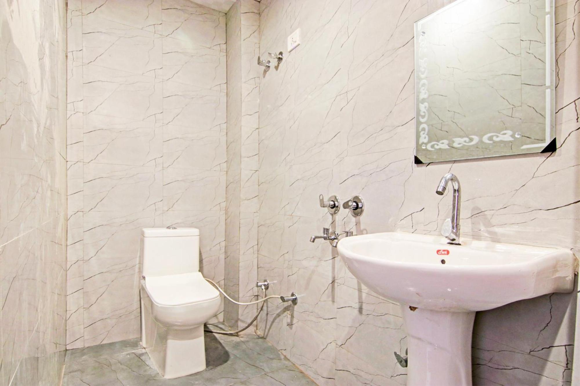 Hotel O Granville Új-Delhi Kültér fotó